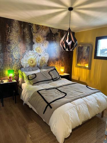 une chambre avec un grand lit avec des fleurs sur le mur dans l'établissement Chambres d'hôte, à Châteauneuf-de-Gadagne