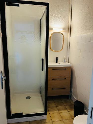 une salle de bain avec douche et lavabo dans l'établissement Anisades, Maison cosy avec jardin 5 min plage, au Barcarès