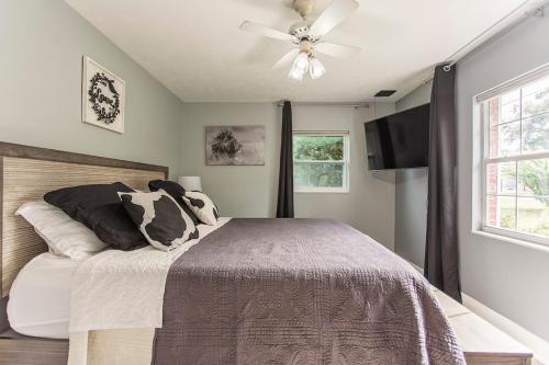 a bedroom with a bed and a ceiling fan at The Flo's House in Tampa