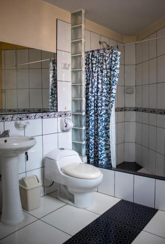 a bathroom with a toilet and a sink at La Casa de Maruja B&B in Huaraz