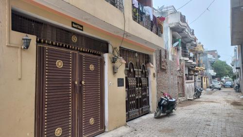 Η γειτονιά γύρω από ή μία γειτονιά κοντά σε αυτό το δωμάτιο σε οικογενειακή κατοικία