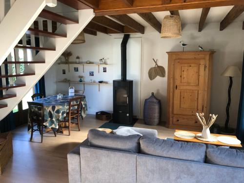 un salon avec un canapé et une table dans l'établissement Keryanne, à Saint-Gildas-de-Rhuys