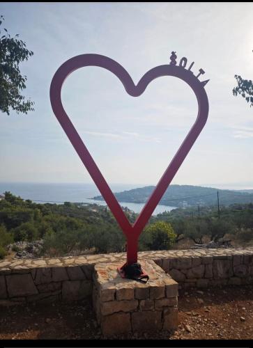 a heart statue sitting on top of a stone wall at Biancaneve in Stomorska