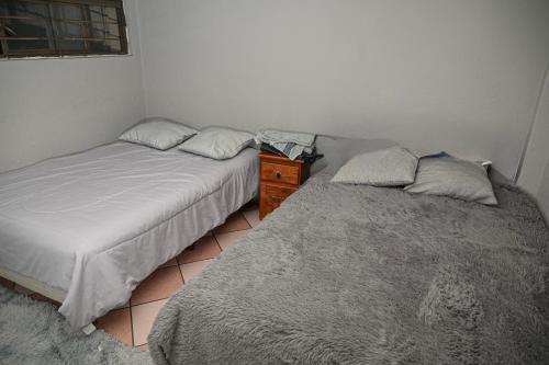 オアハカにあるCasa Lunaの部屋に並んで置かれた2つのベッド