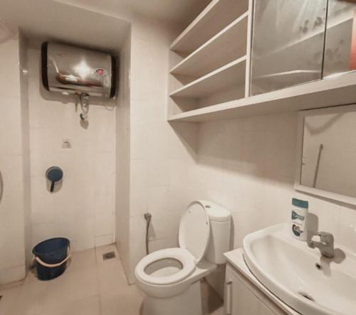 Studio Almahyra Alana Jogja في Kejayan: حمام صغير مع مرحاض ومغسلة