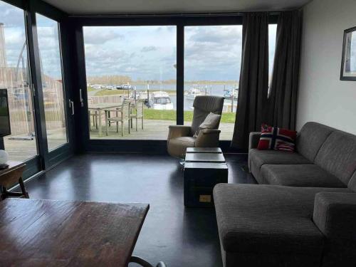 Ruang duduk di Luxury chalet in a quiet park by Lake Esmeer