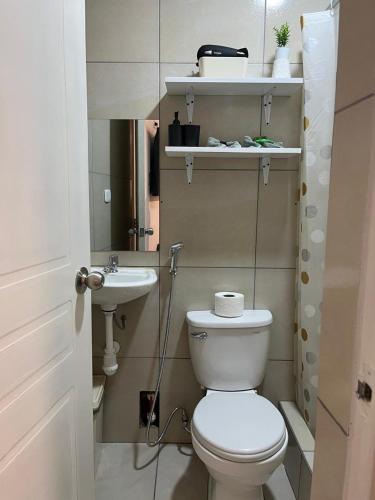 a bathroom with a toilet and a sink at Albano Habitación con cocina y baño in Mariscal Castilla