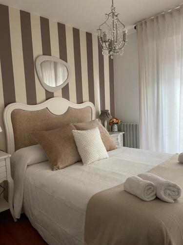 een slaapkamer met een bed met twee handdoeken erop bij Apartamento Balcón a la Basílica del Pilar in Zaragoza