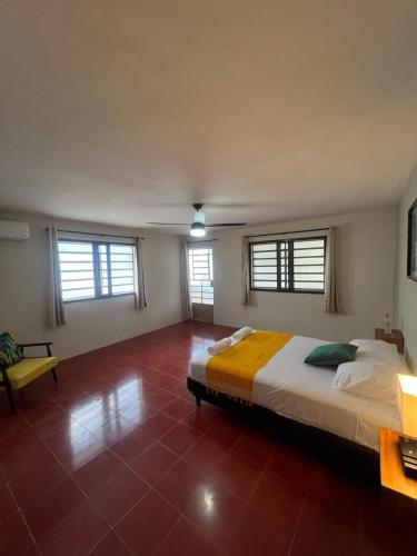 a large bedroom with a large bed and windows at Casa en el Centro de Mérida, 5 habitaciones y 3 baños, ideal para grupos in Mérida