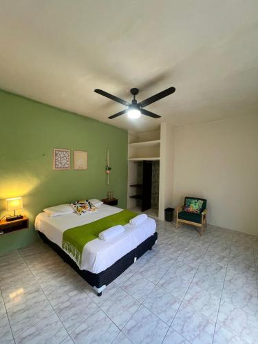 a bedroom with a bed and a ceiling fan at Casa en el Centro de Mérida, 5 habitaciones y 3 baños, ideal para grupos in Mérida