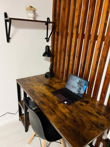 a laptop computer sitting on top of a wooden desk at The Salin Spot in Turda