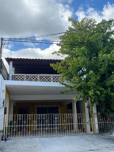 a house with a fence in front of it at Casa en el Centro de Mérida, 5 habitaciones y 3 baños, ideal para grupos in Mérida