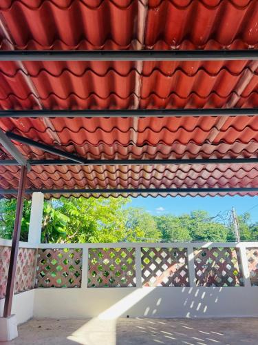a roof of a building with a red roof at Casa en el Centro de Mérida, 5 habitaciones y 3 baños, ideal para grupos in Mérida