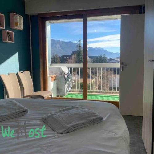 - une chambre avec un lit et un balcon dans l'établissement Gambetta - LB - Annecy - Close to center -Balcony mountain view, à Annecy