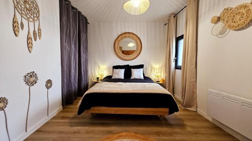a bedroom with a bed and a mirror on the wall at T2 Renové, calme and cozy in Boé