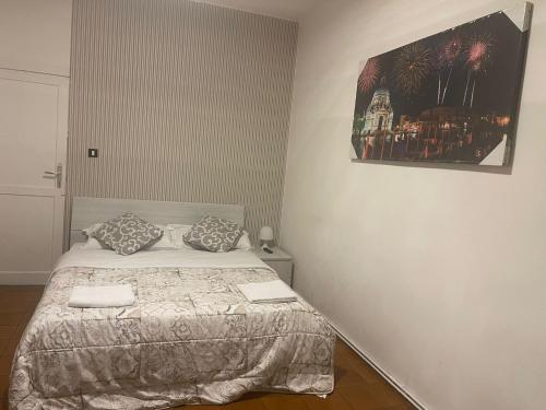 a bedroom with a bed and a picture on the wall at Good Morning Venice in Venice