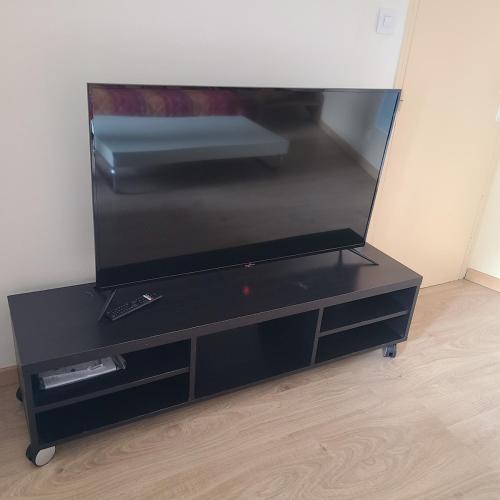 - un centre de divertissement noir avec une télévision à écran plat dans l'établissement Duplex Brest Pilier Rouge, à Brest