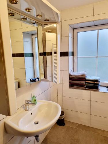 a bathroom with a sink and a mirror at Die alte Waldkate - Windschief und mitten in der Natur in Kevelaer