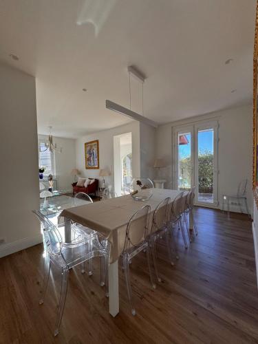 une grande salle à manger avec une table et des chaises dans l'établissement Maison - St Jean de Luz - Proche de la plage, à Saint-Jean-de-Luz