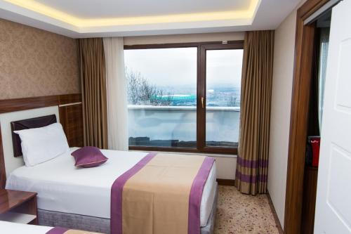a hotel room with a bed and a window at Ruba Palace Thermal Hotel in Bursa