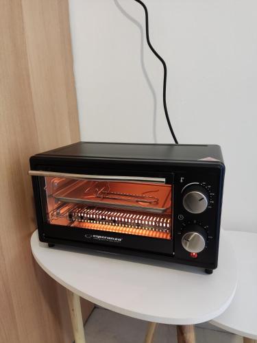 Elegant Central Studio with Balcony & WiFi Fiber