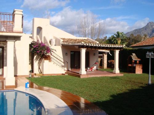a house with a swimming pool in the yard at Casa Farah Villa Marbella Golden Mile Coral Beach behind ALDI in Marbella