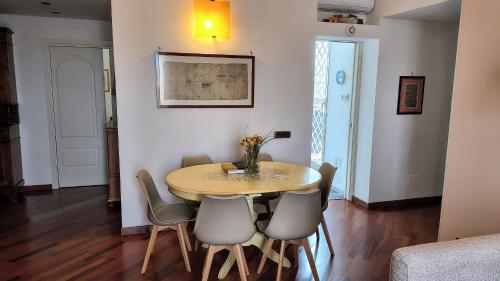 Un comedor con mesa y sillas en Sea Residence, en Lido di Ostia