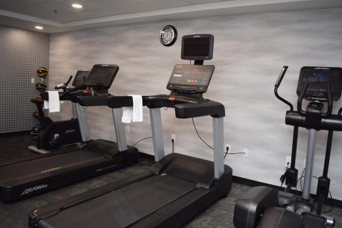 Fairfield Inn by Marriot Binghamtonにあるフィットネスセンターまたはフィットネス設備