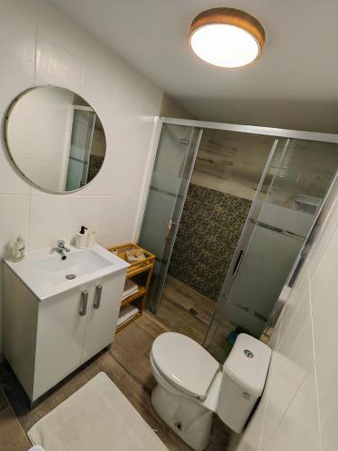 Ένα μπάνιο στο Apartment near Playa Fossa and Cala Calalga