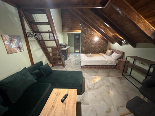 a living room with a couch and a bed at Ο Σκίουρος Παραδοσιακοί Ξενώνες in Oíti