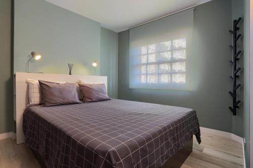 una camera con un letto e una coperta viola di Las Meninas Tenerife a San Miguel de Abona