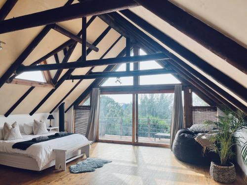 Un dormitorio con una cama y una ventana grande. en J Bay Surf Villa, en Jeffreys Bay