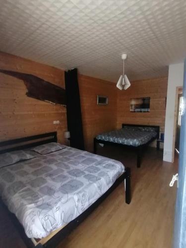 une chambre avec un lit et un banc dans l'établissement Ancienne maison de pêcheur pour un séjour reposant, à LʼAiguillon-sur-Mer