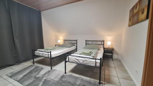 Postel nebo postele na pokoji v ubytování Gästehaus Zimmer #7 Jülich