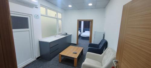 Motel beyza في السليمانية: حمام مع حوض وكرسي ومكتب