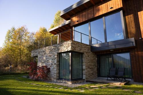 a house with a balcony on the side of it at Mountain Lodge in Râşnov