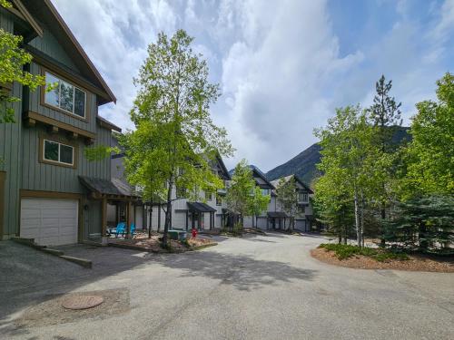 eine Reihe von Häusern mit Bäumen und einer Auffahrt in der Unterkunft Hearthstone Townhomes by StayIn in Panorama