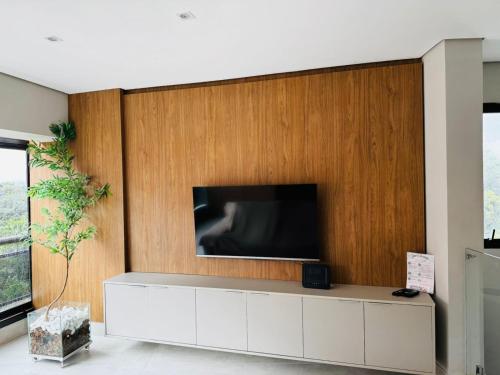 Μια τηλεόραση ή/και κέντρο ψυχαγωγίας στο Apartamento Duplex Riviera de São Lourenço, Mod 6