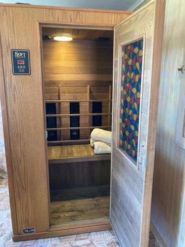 a room with a closet with a bed in it at Balcón del estero isla Puluqui in Calbuco