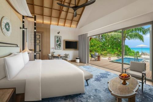 Postel nebo postele na pokoji v ubytování JW Marriott Maldives Kaafu Atoll Island Resort