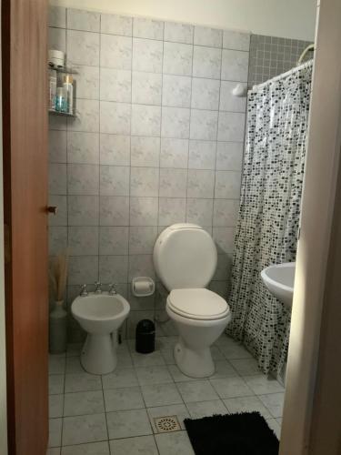 un baño con inodoro y lavabo en Casa Serena Mar, en Balneario El Condor
