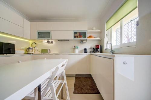Η κουζίνα ή μικρή κουζίνα στο Superb 3 Bedroom Maisonette in Valletta