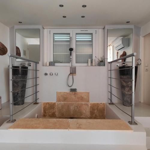 Cette chambre dispose d'une baignoire avec deux miroirs. dans l'établissement Villa Les Mimosas, à Roquebrune-sur Argens