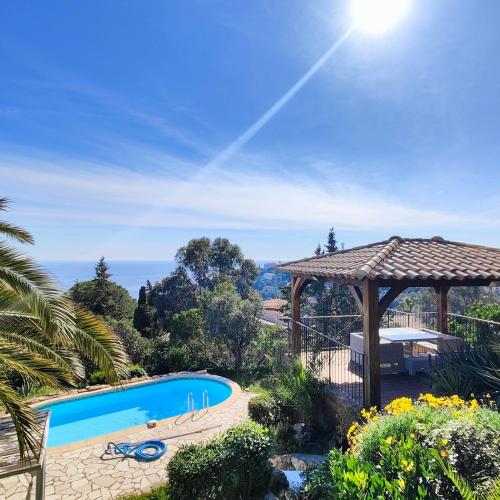 une villa avec une piscine et un kiosque dans l'établissement Villa Les Mimosas, à Roquebrune-sur Argens