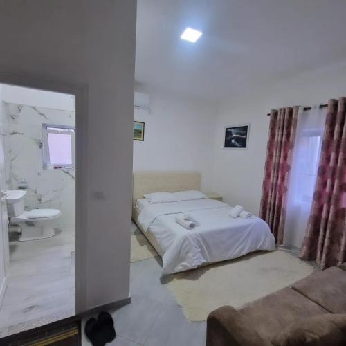 a bedroom with a bed and a bathroom with a sink at Bar-Restaurant-Hotel-Familja in Klos
