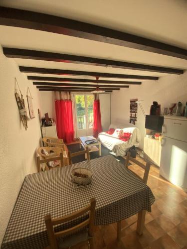 kuchnia i salon ze stołem i łóżkiem w obiekcie Résidence Les Gemeaux I - Appartement trois pièces au coeur du village MAE-2304 w mieście Villard-de-Lans