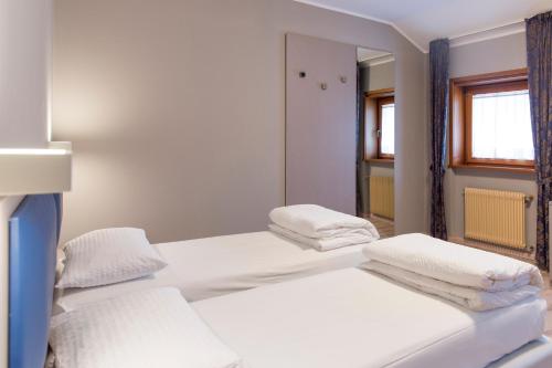A bed or beds in a room at Albergo Montenegro