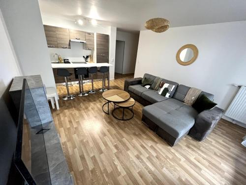 un salon avec un canapé et une table dans l'établissement Nice flat in la Plaine St Denis, à Saint-Denis