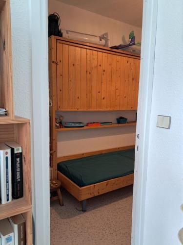 une chambre avec un lit et une étagère dans l'établissement Appartement à 1 minute de la mer, à La Grande Motte