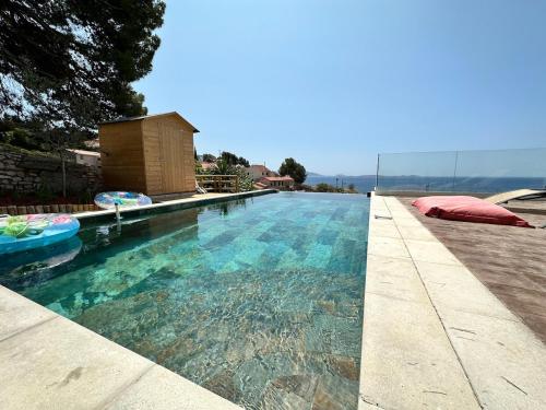une piscine avec de l'eau bleue dans une maison dans l'établissement L imprenable, à Marseille